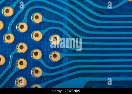 Abstraktes Makrofoto von Steckverbinderspuren und auf blauer Leiterplatte (pcb) von einem alten Canon Taschenrechner im Kreditkartenformat. Für Elektronikdesign Stockfoto