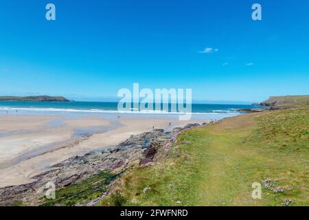 Weitwinkelaufnahme des Polzeath Beach in North Cornwall. Stockfoto