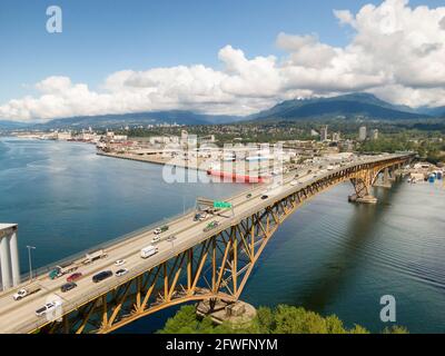 Industriegelände und Second Narrows Bridge Stockfoto