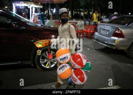 Dhaka, Bangladesch. Mai 2021. Während der COVID-19-Pandemie verkauft ein Junge in einer Straße in Dhaka in Bangladesch Spielzeug. Kredit: MD. Rakibul Hasan/ZUMA Wire/Alamy Live Nachrichten Stockfoto