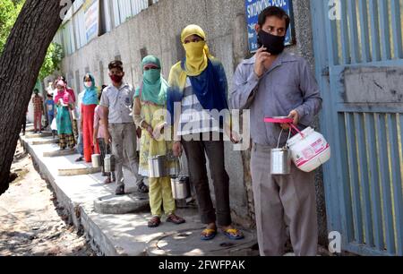 Neu-Delhi, Indien. Mai 2021. Während der Pandemie COVID-19 in Neu-Delhi, Indien, am 22. Mai 2021 warten Menschen in der Schlange, um von einer Gruppe von Freiwilligen gekochte Speisen zu erhalten. Quelle: Str/Xinhua/Alamy Live News Stockfoto