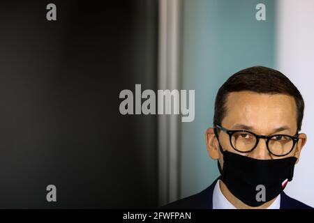 18. Mai 2021, Krakau, Polen: Polens Premierminister Mateusz Morawiecki trug eine Gesichtsmaske, die er während einer Pressekonferenz nach dem Treffen mit dem Krankenhausmanagement gesehen hatte.die Coronavirus-Pandemie zeigte die Schwächen des polnischen Gesundheitsdienstes, Das aufgrund überbelegter Mitarbeiter und unzureichender staatlicher Mittel die Krise trotz hochqualifizierter Mitarbeiter nicht bewältigen konnte. Das Treffen des Premierministers mit Ärzten und der Leitung des Universitätskrankenhauses in Krakau betraf offiziell die Erweiterung der Kinderstationen, bot aber auch Gelegenheit zum Dialog über Veränderungen Stockfoto