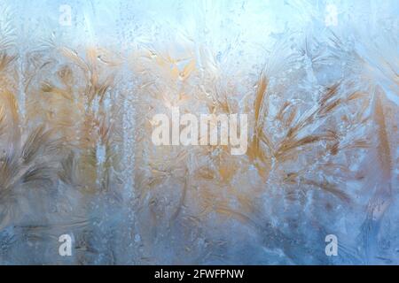 Gefrorenes Fenster. Frostige Muster auf Glas Stockfoto