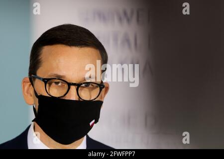 18. Mai 2021, Krakau, Polen: Polens Premierminister Mateusz Morawiecki trug eine Gesichtsmaske, die er während einer Pressekonferenz nach dem Treffen mit dem Krankenhausmanagement gesehen hatte.die Coronavirus-Pandemie zeigte die Schwächen des polnischen Gesundheitsdienstes, Das aufgrund überbelegter Mitarbeiter und unzureichender staatlicher Mittel die Krise trotz hochqualifizierter Mitarbeiter nicht bewältigen konnte. Das Treffen des Premierministers mit Ärzten und der Leitung des Universitätskrankenhauses in Krakau betraf offiziell die Erweiterung der Kinderstationen, bot aber auch Gelegenheit zum Dialog über Veränderungen Stockfoto