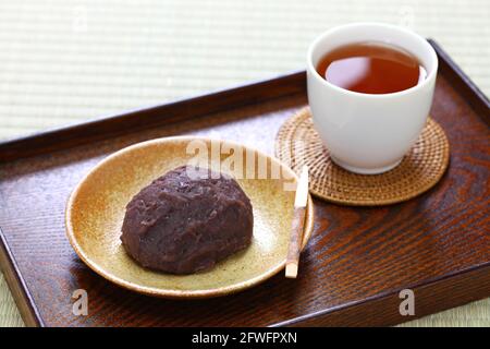 Ohagi, japanischer traditioneller süßer, zerstoßter, gedämpfter Klebreis, bedeckt mit süßer roter Bohnenpaste Stockfoto