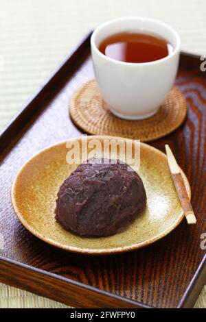 Ohagi, japanischer traditioneller süßer, zerstoßter, gedämpfter Klebreis, bedeckt mit süßer roter Bohnenpaste Stockfoto