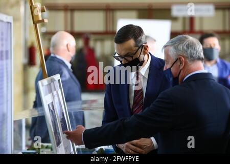 18. Mai 2021, Krakau, Polen: Der polnische Premierminister Mateusz Morawiecki trug eine Gesichtsmaske, die er bei einem Treffen mit der Krankenhausleitung gesehen hatte.die Coronavirus-Pandemie zeigte die Schwächen des öffentlichen Gesundheitsdienstes in Polen, der aufgrund der Überbelegung und der unzureichenden staatlichen Finanzierung trotz hochqualifizierter Mitarbeiter nicht in der Lage war, die Krise zu bewältigen. Das Treffen des Premierministers mit Ärzten und der Leitung des Universitätskrankenhauses in Krakau betraf offiziell die Erweiterung der Kinderstationen, bot aber auch Gelegenheit zum Dialog über Veränderungen im Gesundheitswesen. Stockfoto