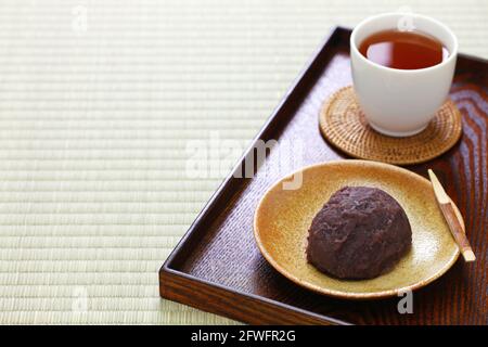 Ohagi, japanischer traditioneller süßer, zerstoßter, gedämpfter Klebreis, bedeckt mit süßer roter Bohnenpaste Stockfoto