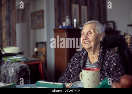 Ältere kaukasische Frau lächelt Stockfoto