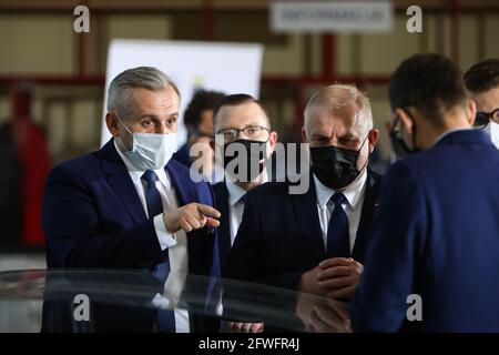 18. Mai 2021, Krakau, Polen: Marcin Jedrychowski (L), Direktor des Krakauer Universitätskrankenhauses mit Gesichtsmaske, spricht nach dem Treffen mit Premierminister Mateusz Morawiecki.die Coronavirus-Pandemie hat die Schwächen des polnischen Gesundheitsdienstes voll und ganz unter Beweis gestellt. Das aufgrund überbelegter Mitarbeiter und unzureichender staatlicher Mittel die Krise trotz hochqualifizierter Mitarbeiter nicht bewältigen konnte. Das Treffen des Premierministers mit Ärzten und der Leitung des Universitätskrankenhauses in Krakau betraf offiziell die Erweiterung der Kinderstationen, war aber auch eine Gelegenheit dafür Stockfoto