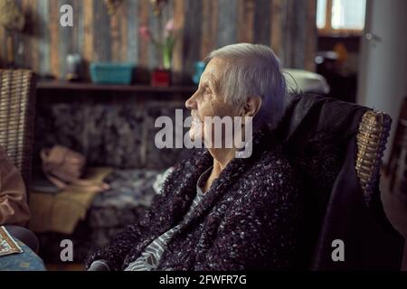 Ältere kaukasische Frau mit alzheimer-Krankheit in ihrer eigenen Welt Stockfoto