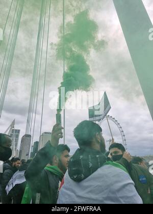 Central London, England. Mai 2021. Tausende Menschen nehmen an einer Kundgebung zur Unterstützung des freien Palästinas und zur Beendigung der illegalen Besetzung von Gaza Teil. Stockfoto