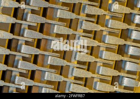 Makroaufnahme von Halbleiter-Mikrochip-Steckverbinderstiften (Marke Mitsubishi). Für abstrakte Elektronikbauteile, Mikrochip-Pinouts, Industrieabstrakt. Stockfoto