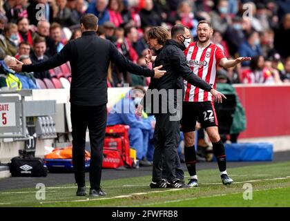 Brentfords Henrik Dalsgaard (rechts) ist beim Halbfinale der Sky Bet Championship, dem zweiten Beinspiel im Brentford Community Stadium, London, mit dem vierten Offiziellen vorausgestempelt. Bilddatum: Samstag, 22. Mai 2021. Stockfoto