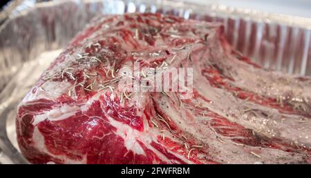 Ein großes frisches Stück Prime Rib Stockfoto