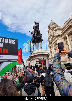 Central London, England. Mai 2021. Tausende Menschen nehmen an einer Kundgebung zur Unterstützung des freien Palästinas und zur Beendigung der illegalen Besetzung von Gaza Teil. Stockfoto