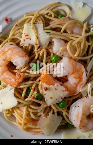 Weizenspaghetti mit Garnelen und Erbsen. Stockfoto