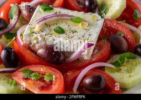 Griechischer Salat auf runden Teller. Stockfoto