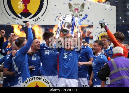 St. Johnstone-Spieler feiern mit der Trophäe nach dem letzten Pfiff während des schottischen Cup-Finalmatches im Hampden Park, Glasgow. Bilddatum: Samstag, 22. Mai 2021. Stockfoto