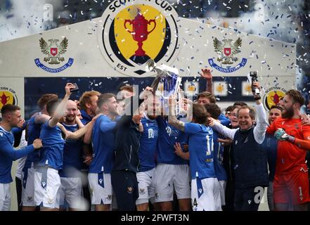 St. Johnstone-Spieler feiern mit der Trophäe nach dem letzten Pfiff während des schottischen Cup-Finalmatches im Hampden Park, Glasgow. Bilddatum: Samstag, 22. Mai 2021. Stockfoto