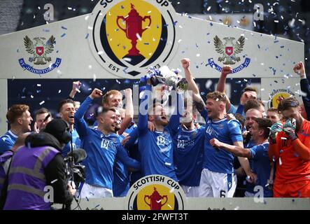 St. Johnstone-Spieler feiern mit der Trophäe nach dem letzten Pfiff während des schottischen Cup-Finalmatches im Hampden Park, Glasgow. Bilddatum: Samstag, 22. Mai 2021. Stockfoto