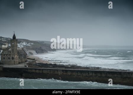 Stormy Seas am Porthleven South West Coast Path Lizard Point Cornwall England Stockfoto