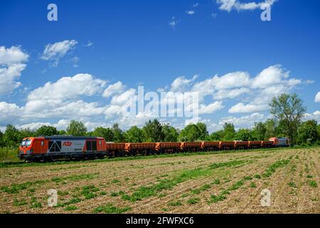 Blick auf einen geparkten Güterzug mit zwei Lokomotiven und zahlreichen Güterwagen in Harthaus, Germer, Fürstenfeldbruck. Stockfoto