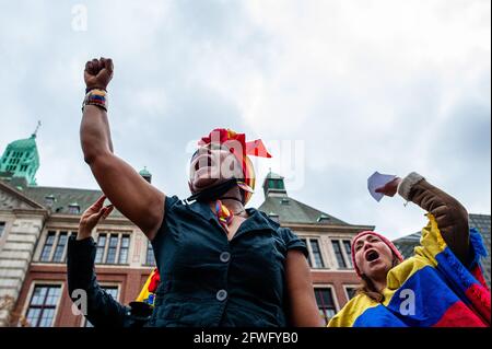 Kolumbianische Frauen singen Slogans, während sie während der Demonstration die Fäuste erheben.der Weltmarsch, ein weltweiter Protest zur Unterstützung Kolumbiens, findet gleichzeitig in 16 Ländern der Welt statt. In Amsterdam protestierte die kolumbianische Gemeinschaft, die in den Niederlanden lebt, im Stadtzentrum gegen die kolumbianische Regierung und Polizeigewalt. Seit einigen Tagen gibt es in vielen kolumbianischen Städten große Proteste gegen die Regierung von Präsident Iván Duque, die in einigen Fällen zu sehr gewaltsamen Zusammenstößen geführt haben. (Foto von Ana Fernandez/SOPA Images/Sipa USA) Stockfoto
