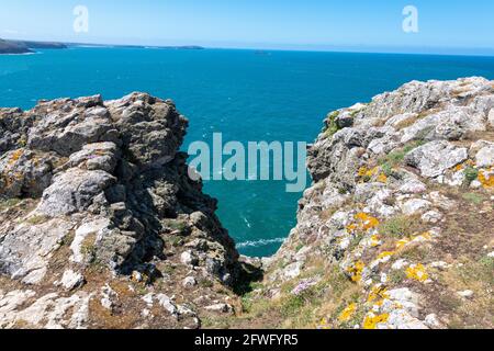 Blick von der Klippe auf den Südwesten von Pentire Point, Cornwall. Stockfoto