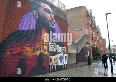 London, Großbritannien, 22. Mai 2021: Der Künstler Dreph (Neequaye Dreph Dsane) hat ein Wandgemälde von Marvin Gaye in Brixton gemalt, das auch auf die Aufstände in Brixton von 1981 verweist. Das Wandgemälde, das von der Universal Music Group in Auftrag gegeben wurde, erinnert diese Woche an den 50. Jahrestag der Veröffentlichung von Gayes ikonischem Album „What's Going On“. In diesem Jahr jährt sich auch der 40. Jahrestag der Aufstände in Brixton, die aus Protest gegen Polizeigewalt begannen. Der Standort am Canterbury Crescent liegt neben den ehemaligen Büros des Lambeth Council im International House und nur wenige Meter von der Brixton Polizeistation entfernt. Anna Watson/Al Stockfoto