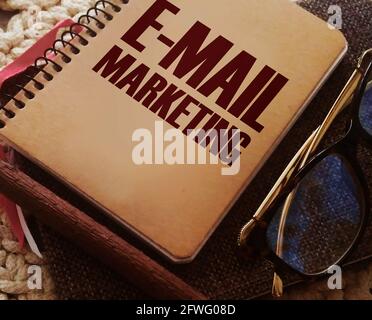 E-MAIL MARKETING Worte auf dem Cover von Buch, Brille und Stift geschrieben. Geschäftskonzept. Stockfoto