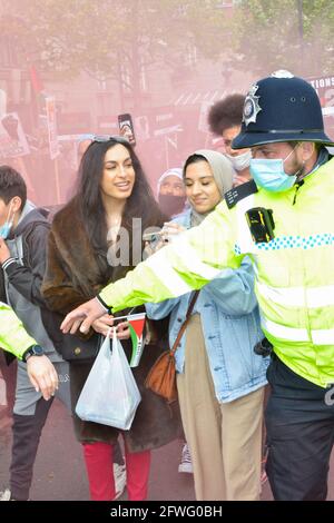 Pro-palästinensische Aktivisten und Unterstützer versammeln sich in London, um die palästinensische Sache zu unterstützen, während Gewalt und Spannungen im anhaltenden Konflikt mit Israel eskalieren. Stockfoto