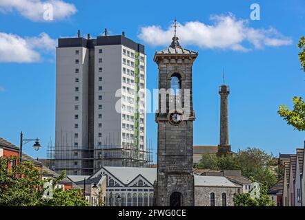 Das Lynher House in Devonport wurde infolge der Feuerkatastrophe in Grenfell in London umkleidet. Jetzt fast abgeschlossen und das Gerüst wird entfernt geben Stockfoto