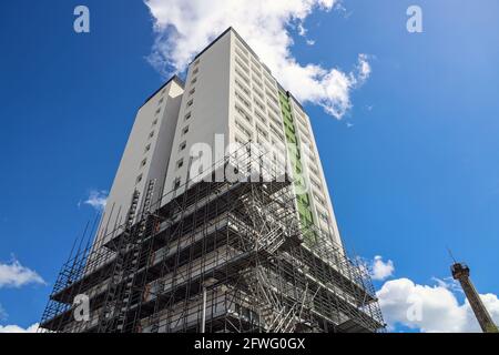 Das Lynher House in Devonport wurde infolge der Feuerkatastrophe in Grenfell in London umkleidet. Jetzt fast abgeschlossen und das Gerüst wird entfernt geben Stockfoto