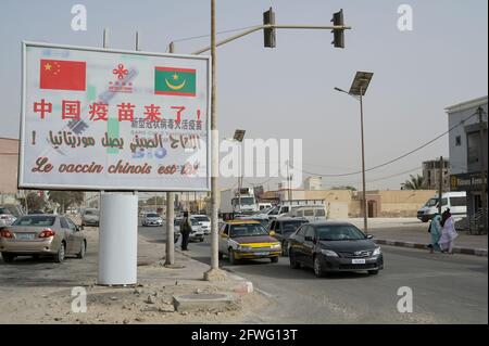 MAURETANIEN, Nouakchott, Corona Pandemie, Plakatwerbung für chinesischen COVID-19-Impfstoff Coronavac des chinesischen Pharmaunternehmens Sinovac Biotech / MAURETANIEN, Nuakschott, Corona Pandemie, Plakatwerbung für chinesischen Corona Impfstoff Sinovac gegen Covid-19 Stockfoto