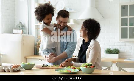 Glückliche multirassische Familie mit ethnischen Tochter Kochen Stockfoto