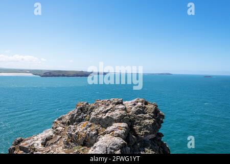 Clifftop Ansicht von Pentire Point Accros nach Stepper Point, Cornwall, England. Stockfoto