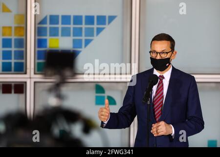 18. Mai 2021, Krakau, Polen: Polens Premierminister Mateusz Morawiecki mit Gesichtsmaske spricht während einer Pressekonferenz nach dem Treffen mit dem Krankenhausmanagement.die Coronavirus-Pandemie hat die Schwächen des öffentlichen Gesundheitsdienstes in Polen voll und ganz unter Beweis gestellt. Das aufgrund überbelegter Mitarbeiter und unzureichender staatlicher Mittel die Krise trotz hochqualifizierter Mitarbeiter nicht bewältigen konnte. Das Treffen des Premierministers mit Ärzten und der Leitung des Universitätskrankenhauses in Krakau betraf offiziell die Erweiterung der Kinderstationen, bot aber auch Gelegenheit zum Dialog über Veränderungen Stockfoto