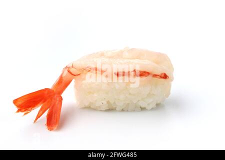 Sushi von rohen Garnelen isoliert auf weißem Hintergrund Stockfoto