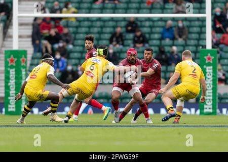 LONDON, GROSSBRITANNIEN. 22. MAI: Die Pita Ahki aus Toulouse wird am Samstag, den 22. Mai 2021, von Grégory Alldritt aus La Rochelle während des Champions-Cup-Spiels zwischen La Rochelle und Toulouse im Twickenham Stadium, London, England, angegangen. (Kredit: Juan Gasparini, MI News) Kredit: MI Nachrichten & Sport /Alamy Live Nachrichten Stockfoto