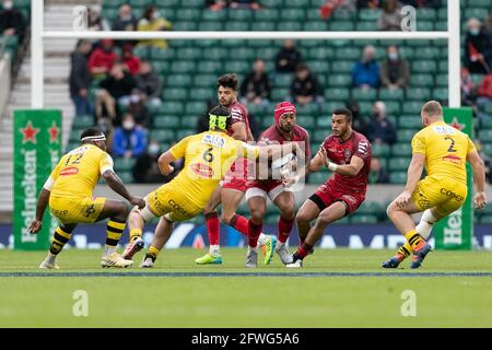 LONDON, GROSSBRITANNIEN. 22. MAI: Die Pita Ahki aus Toulouse wird am Samstag, den 22. Mai 2021, von Grégory Alldritt aus La Rochelle während des Champions-Cup-Spiels zwischen La Rochelle und Toulouse im Twickenham Stadium, London, England, angegangen. (Kredit: Juan Gasparini, MI News) Kredit: MI Nachrichten & Sport /Alamy Live Nachrichten Stockfoto