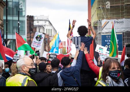 Manchester, Großbritannien. Mai 2021. Ein Protestler wird während einer Demonstration der Freien Palästinas hochgehalten. Trotz einer Waffenruhe über den Gazastreifen dauern die Proteste weltweit an.die Proteste wurden ausgelöst, nachdem israelische Truppen versucht hatten, Demonstranten aus dem Dorf Sheikh Jarrah zu bewegen, wo Familien aufgrund der Landbesetzung vertrieben wurden. (Foto von Andy Barton/SOPA Images/Sipa USA) Quelle: SIPA USA/Alamy Live News Stockfoto