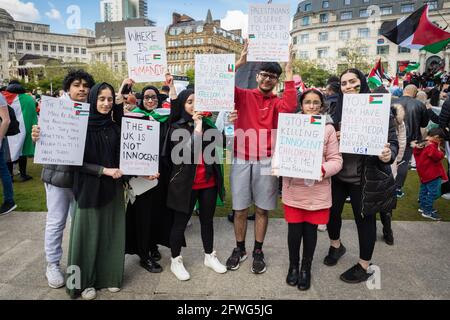 Manchester, Großbritannien. Mai 2021. Die Demonstranten posieren mit Plakaten, die ihre Meinung ausdrücken, während einer Demonstration der Freien Palästinas. Trotz einer Waffenruhe über den Gazastreifen dauern die Proteste weltweit an.die Proteste wurden ausgelöst, nachdem israelische Truppen versucht hatten, Demonstranten aus dem Dorf Sheikh Jarrah zu bewegen, wo Familien aufgrund der Landbesetzung vertrieben wurden. (Foto von Andy Barton/SOPA Images/Sipa USA) Quelle: SIPA USA/Alamy Live News Stockfoto