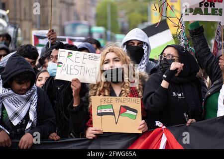 Manchester, Großbritannien. Mai 2021. Palästina protestiert gegen Manchester UK. Die Demonstration begann am 22. Mai 2021 um 12 Uhr. Der Protest sollte die Unterstützung für das palästinensische Volk und gegen die jüngste Eskalation des Konflikts in der Region zeigen. In Palästina ist das palästinensische Volk nach Raketen, die von der regierenden Hamas-militanten Gruppe aus Gaza abgefeuert wurden, einem ständigen Sperrfeuer aus Israel ausgesetzt. Ein Waffenstillstand wurde angekündigt. Der Waffenstillstand begann am Freitag, den 20. Mai 2021, und endete damit 11 Tage lang, in denen mehr als 250 Menschen getötet wurden, die meisten davon in Gaza. Quelle: GARY ROBERTS/Alamy Live Stockfoto