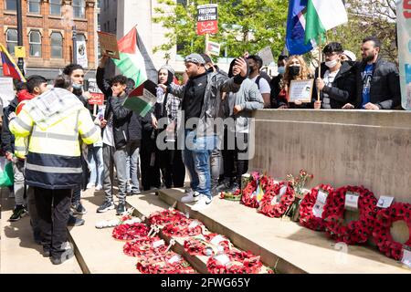 Manchester, Großbritannien. Mai 2021. Palästina protestiert gegen Manchester UK. Am Kenotaph Manchester St. Peter's Square. Die Demonstration begann am 22. Mai 2021 um 12 Uhr. Der Protest sollte die Unterstützung für das palästinensische Volk und gegen die jüngste Eskalation des Konflikts in der Region zeigen. In Palästina ist das palästinensische Volk nach Raketen, die von der regierenden Hamas-militanten Gruppe aus Gaza abgefeuert wurden, einem ständigen Sperrfeuer aus Israel ausgesetzt. Ein Waffenstillstand wurde angekündigt. Kredit: GARY ROBERTS/Alamy Live Nachrichten Stockfoto