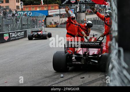 Monte Carlo, Monaco. Mai 2021. Der Ferrari SF-21 von Charles Leclerc (MON) wird nach einem Unfall während des Qualifyings aus der Rennstrecke entfernt. 22.05.2021. Formel-1-Weltmeisterschaft, Rd 5, Großer Preis Von Monaco, Monte Carlo, Monaco, Qualifizierender Tag. Bildnachweis sollte lauten: XPB/Press Association Images. Quelle: XPB Images Ltd/Alamy Live News Stockfoto