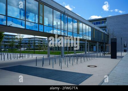 Fahrradständer vor einem Schulcampus. Stockfoto