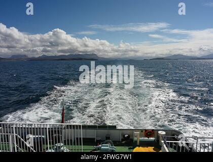 Blick von der Rückseite der kaledonischen MacBrayne-Fähre von Ullapool nach Stornoway mit Blick auf die Rückseite der Fähre, Wasserauflauf, Meer, schottisches Festland in der Ferne. Stockfoto