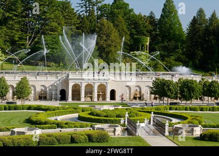 Hauptbrunnen-Garten, Wasserspeier tanzen, Übersicht, künstlerisch, Menschen, Chimes Tower, Longwood Gardens, Pennsylvania, Kennet Square, PA, Feder Stockfoto