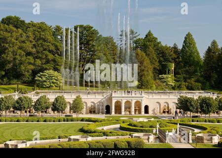 Hauptbrunnen-Garten, Wasserspeier tanzen, Übersicht, Glockenspielturm, künstlerisch, Menschen, Longwood Gardens, Pennsylvania, Kennet Square, PA, Feder Stockfoto